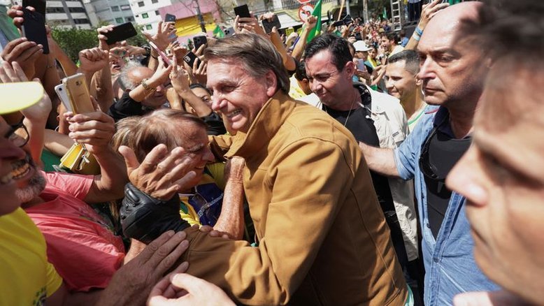 Bolsonaro diz que espera perguntas "esquisitas" e sobre imóveis da família em debate na TV