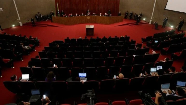 TSE proíbe campanha de Lula de impulsionar vídeos com ataques a Bolsonaro