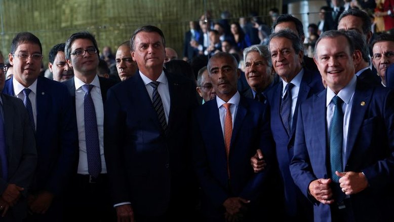 Bolsonaro recebe apoio de bancada ruralista e parlamentares eleitos