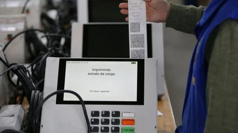 Domingo, na urna eletrônica, lembre-se do discurso de Darcy Ribeiro. E vote na democracia