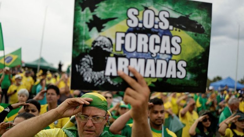 Manifestantes bolsonaristas atacam carros da PRF em rodovia no Pará