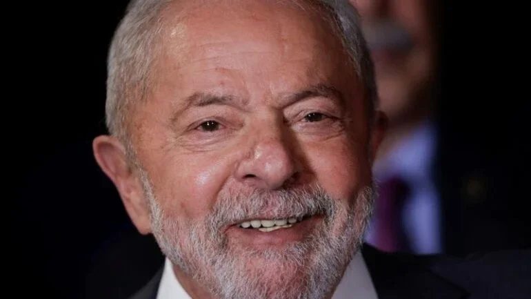 Lula recebe alta após procedimento médico para retirar lesão na laringe