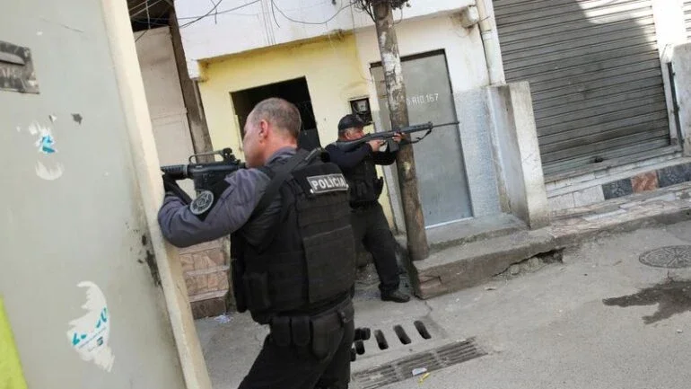 Jovem morre baleado dentro de loja da família no Rio