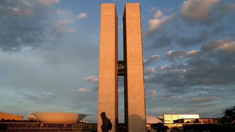 Bolsonaristas furam bloqueio e sobem rampa do Congresso
