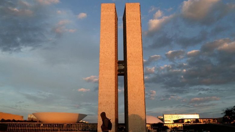 Bolsonaristas furam bloqueio e sobem rampa do Congresso