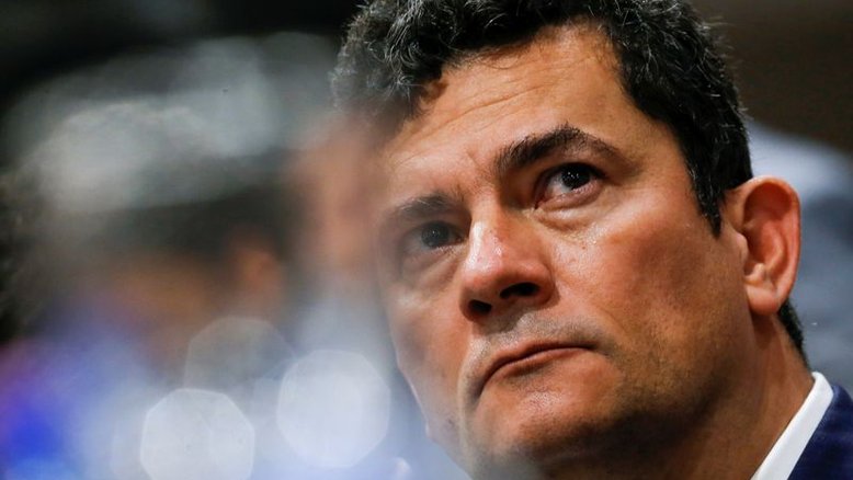 Moro volta a criticar PT no Twitter após ser alvo de operação
