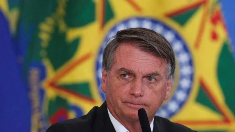 Bolsonaro edita decreto que concede graça e perdoa os crimes de Daniel Silveira