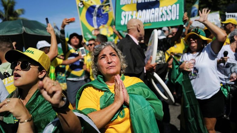 Ambulantes vendem bandeiras de Israel e EUA em ato pró-Bolsonaro no Rio