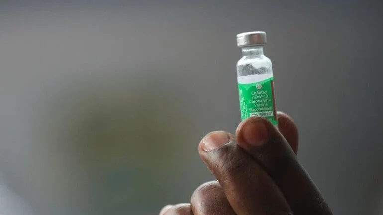Gestão Bolsonaro deixou vencer e queimou 370 mil doses de vacina contra covid