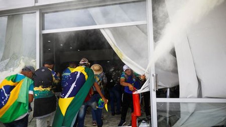 Padilha e Gleisi veem ataque orquestrado à democracia em invasões a prédios em Brasília
