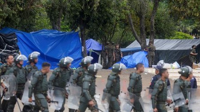 Forças de segurança desmontam acampamento bolsonarista no entorno do QG do Exército