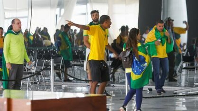 Golpistas durante a invasão à sede dos Três Poderes, em 8 de janeiro de 2023