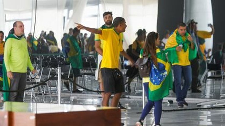 Golpistas durante a invasão à sede dos Três Poderes, em 8 de janeiro de 2023