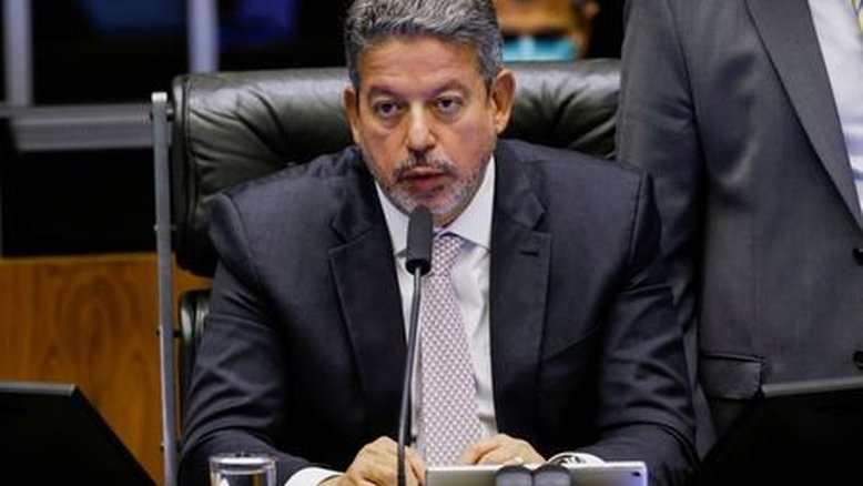 Lira é reeleito presidente da Câmara dos Deputados com recorde de 464 votos