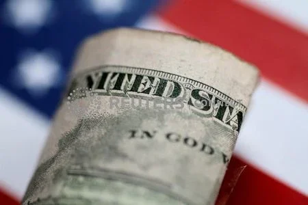 Dólar recua frente ao real com exterior e ajuste, mas tensão entre governo e BC segue no radar