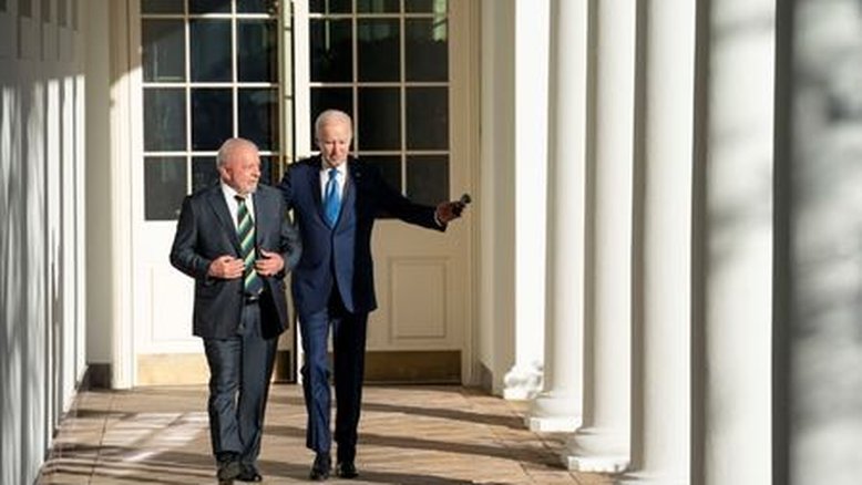 No Brasil, representante do governo Biden discute como usar comércio para punir violadores ambientais