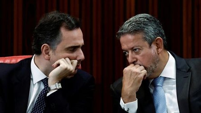 Presidentes do Senado, Rodrigo Pacheco, e da Câmara dos Deputados, Arthur Lira, conversam durante cerimônia em Brasília