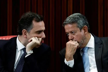 Acordo de Pacheco com a oposição coloca Lira em calça justa