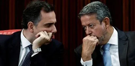 Pacheco e Lira conversam durante cerimônia no Tribunal Superior Eleitoral