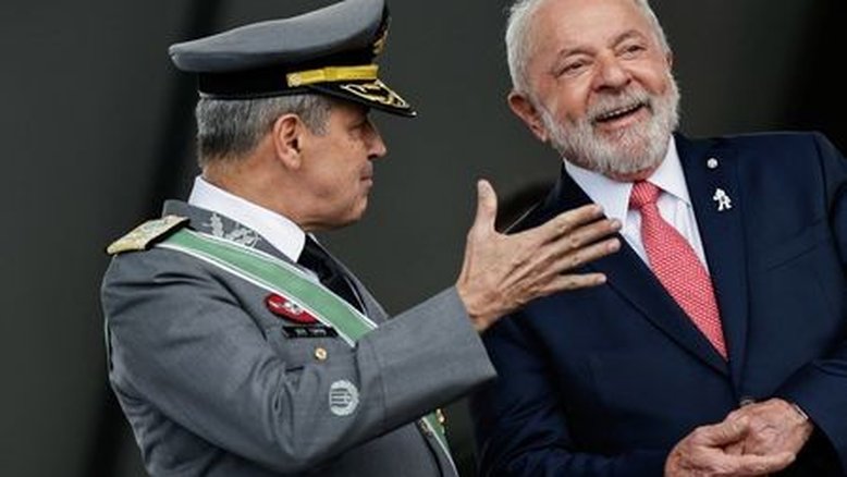 Ao lado de Lula, comandante do Exército cobra força apartidária e defensora da democracia
