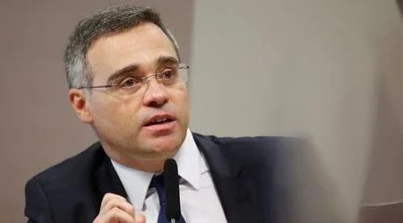 Com decisão de Mendonça, ex-assessor de Bolsonaro falta à CPMI