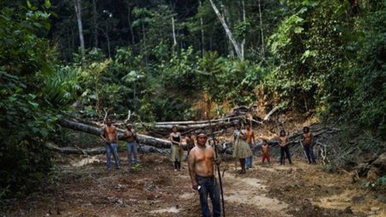 Indígenas Mura posam para foto em área desmatada de terra indígena não demarcada na floresta amazônica perto de Humaitá, no Amazonas