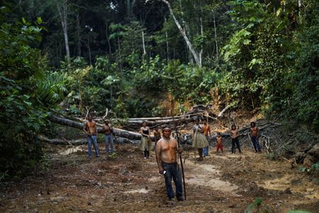 Indígenas Mura posam para foto em área desmatada de terra indígena não demarcada na floresta amazônica perto de Humaitá, no Amazonas
