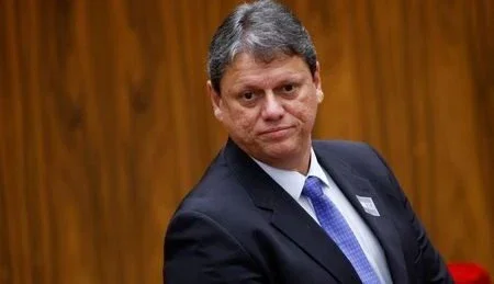 Tarcísio sanciona lei das escolas cívico-militares mesmo sem apoio de educadores; conheça o modelo
