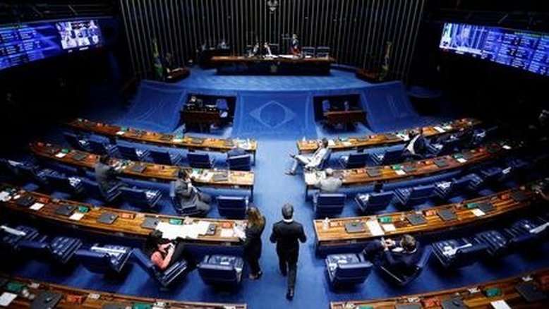 Senadores insistem na tentativa de inclusão de armas e refrigerantes no imposto do pecado