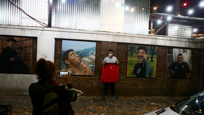 Artista argentino canaliza "Mão de Deus" em retratos de Maradona
