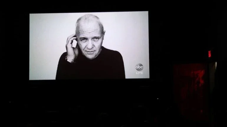Anthony Hopkins presta homenagem a Chadwick Boseman em mensagem do Oscar