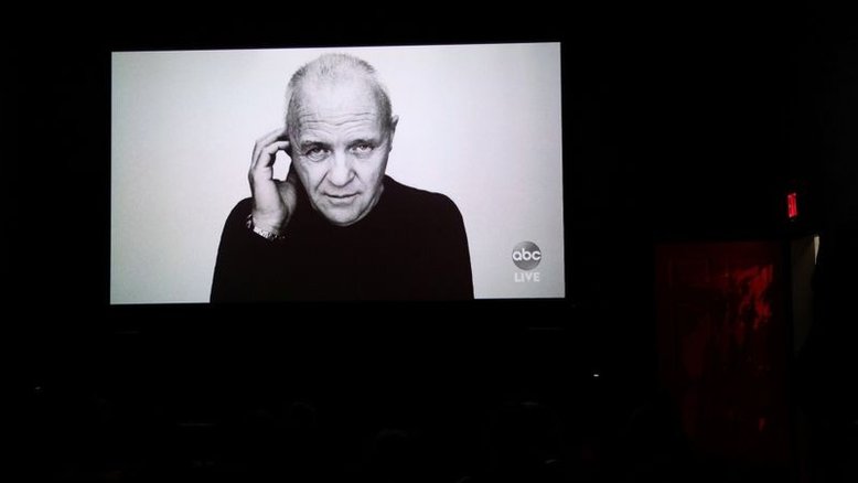 Anthony Hopkins presta homenagem a Chadwick Boseman em mensagem do Oscar