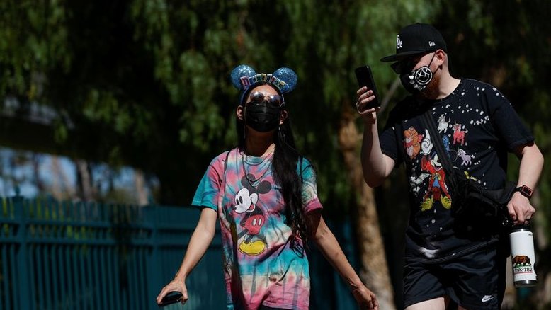 Disneylândia reabre na Califórnia, mas sem abraços no Mickey