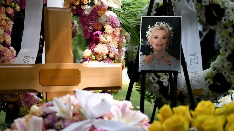 Cinzas de atriz Zsa Zsa Gabor são enterradas em Budapeste