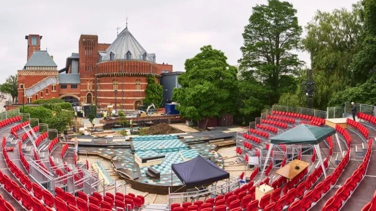 Shakespeare Company inaugura teatro a céu aberto à beira do rio Avon