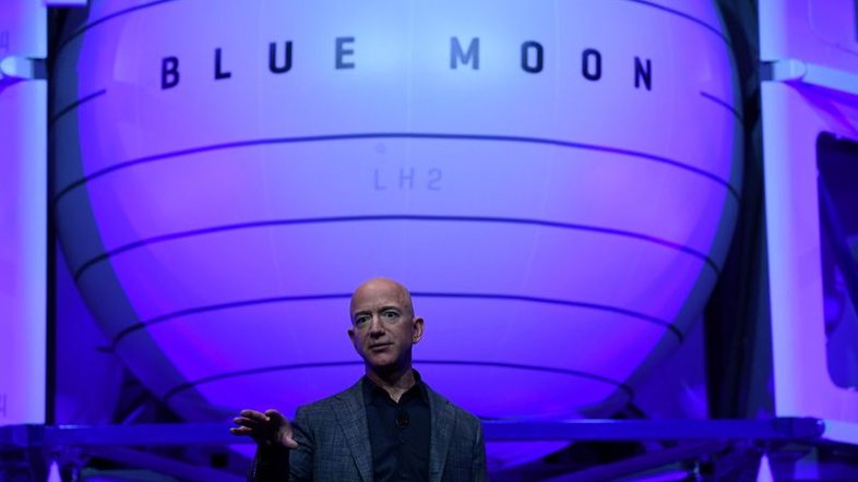 Aluno de física viajará com Bezos em 1º voo de turismo espacial