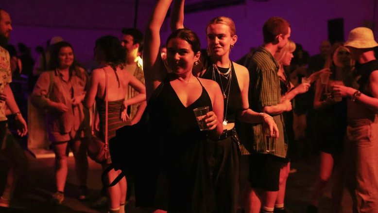Inglaterra exigirá prova de vacinação para casas noturnas e eventos com muito público