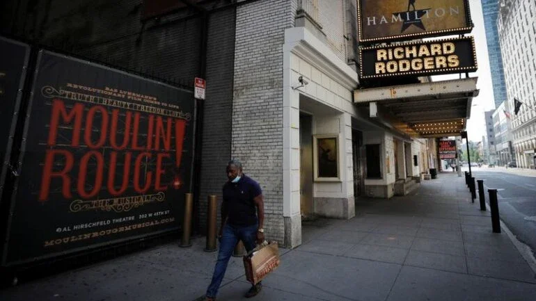 Teatros da Broadway exigirão vacinação e máscaras quando reabrirem para shows