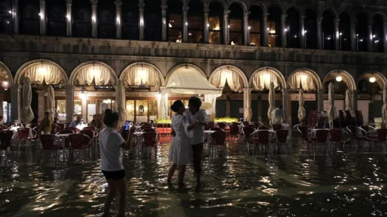 Veneza é atingida por inundação fora de época