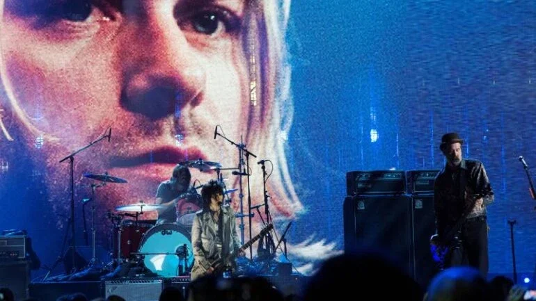 Homem fotografado como bebê nu em disco do Nirvana processa por "exploração sexual"