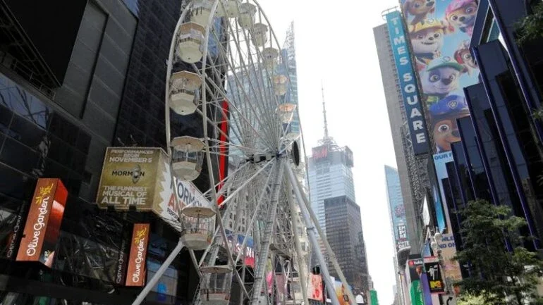 Roda-gigante de 34 metros agita Times Square em Nova York
