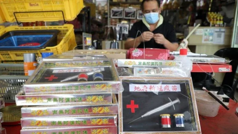 Malaio vende moldes de vacina contra a Covid-19 de papel para homenagear vítimas