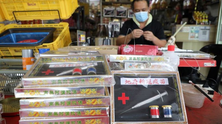 Malaio vende moldes de vacina contra a Covid-19 de papel para homenagear vítimas
