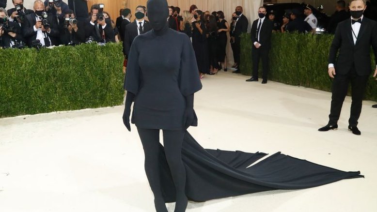 Lil Nas X usa armadura dourada e Kim Kardashian vai toda de preto ao Met Gala