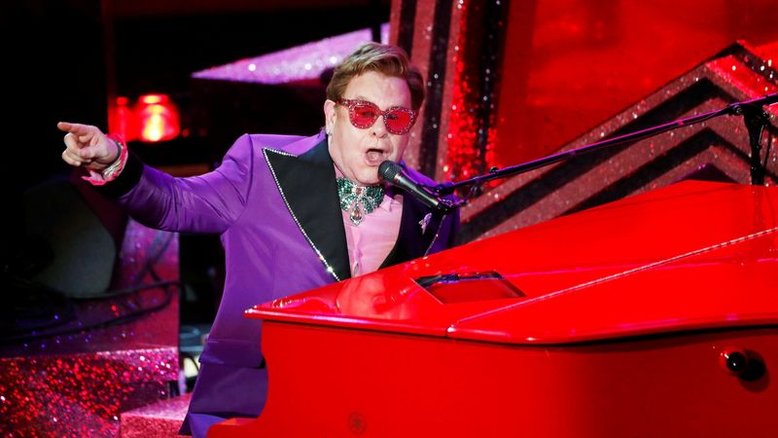 Elton John adia turnê europeia devido a dor no quadril