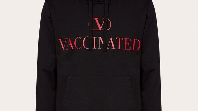 Valentino produz moletom de US$690 para apoiar vacinação contra Covid-19
