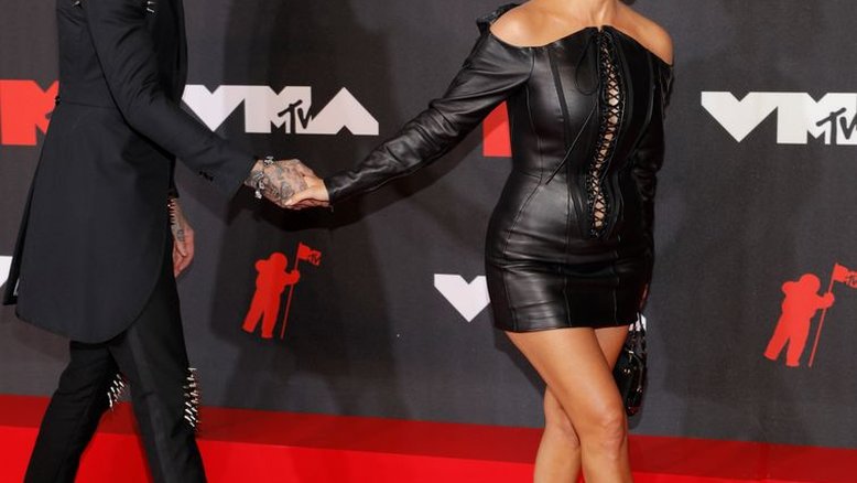 Kourtney Kardashian e baterista Travis Barker anunciam noivado
