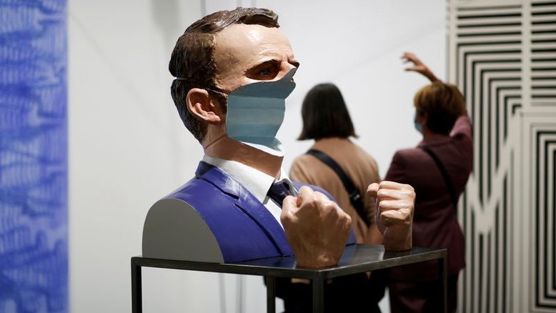 Feira de Arte de Paris volta aos negócios após interrupção pela Covid