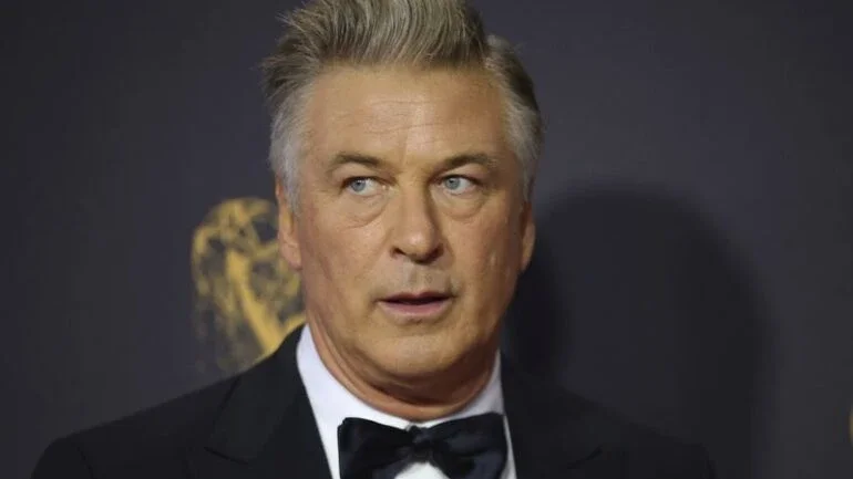 Alec Baldwin dispara arma cenográfica em set de filmagem e diretora de fotografia morre