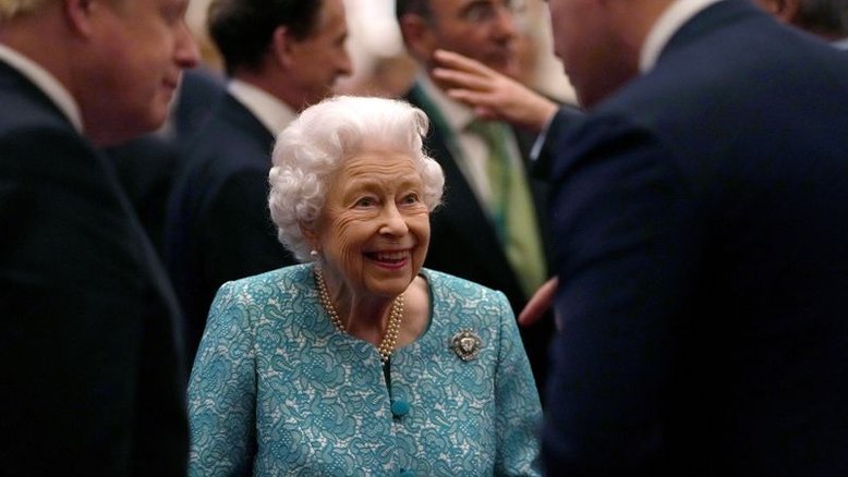 Rainha Elizabeth descansa em casa após 1ª noite no hospital em anos